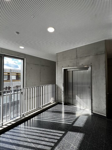 Aufzug in Schulgebäude